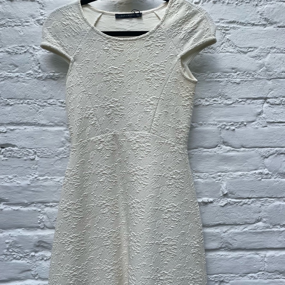 Zara textured flowy white dress in an extra small